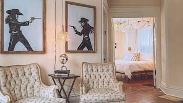 Escritorio, tabla de planchar con plancha, wifi y ropa de cama