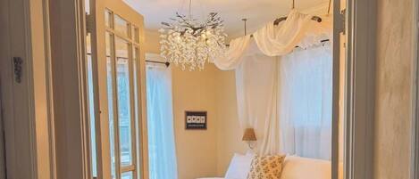 Escritorio, tabla de planchar con plancha, wifi y ropa de cama