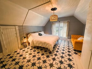 3 bedrooms, desk, iron/ironing board, WiFi