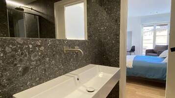 Suite, balcón, vista a la ciudad | Baño
