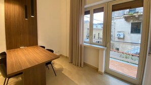 Familieleilighet, balkong, byutsikt | Spiseområde