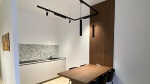 Familieleilighet, balkong, byutsikt | Spiseområde