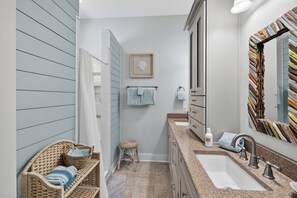Shower, towels - 4 bedroom 2.5 bath house in the heart of the Pier/Village area (Saint Simons Island)