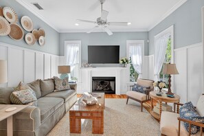 TV - 4 bedroom 2.5 bath house in the heart of the Pier/Village area (Saint Simons Island)