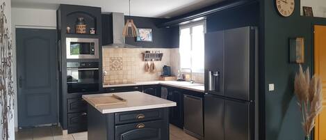 雪櫃、微波爐、焗爐、爐具