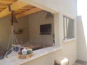 Outdoor dining - Charming Villa in St Rémy de Provence with Pool (Saint-Rémy-de-Provence)