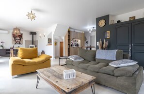 TV - Charming Villa in St Rémy de Provence with Pool (Saint-Rémy-de-Provence)