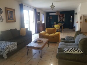TV - Charming Villa in St Rémy de Provence with Pool (Saint-Rémy-de-Provence)