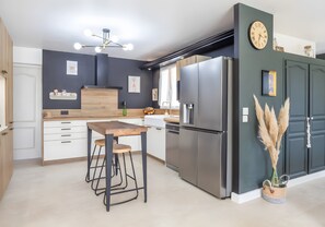 Coffee/tea maker, fridge, microwave, oven - Charming Villa in St Rémy de Provence with Pool (Saint-Rémy-de-Provence)