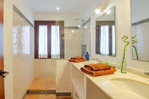 Unclassified image, 4 of 43, button - Casa La Almunia: Private Pool, Wi-Fi & Air Conditioning in Chiclana (Chiclana de la Frontera)