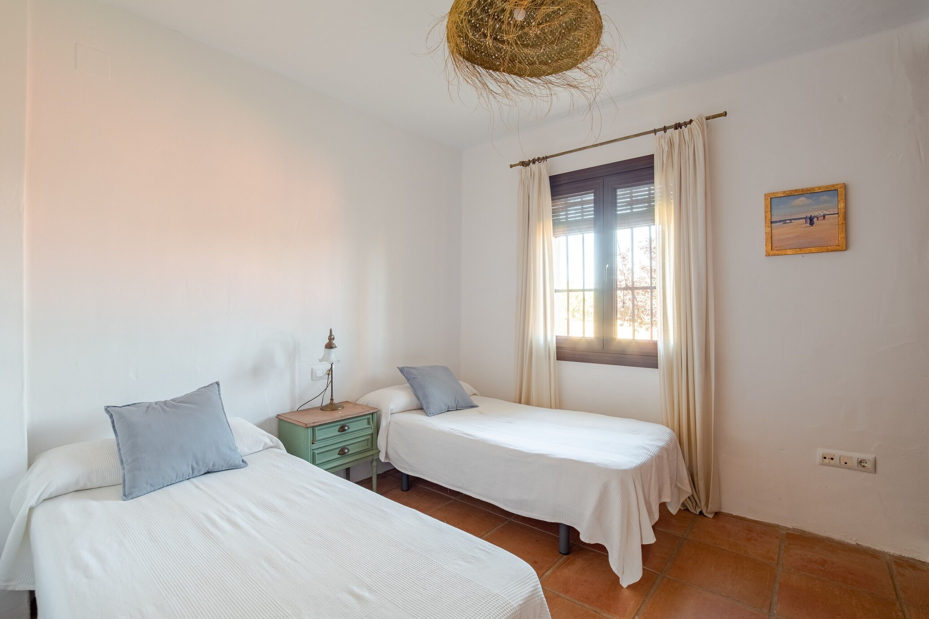 5 bedrooms, iron/ironing board, WiFi, bed sheets