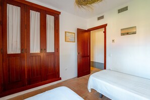 5 chambres, fer et planche à repasser, Wi-Fi, draps fournis