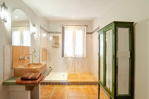 Ducha, secador de pelo y toallas