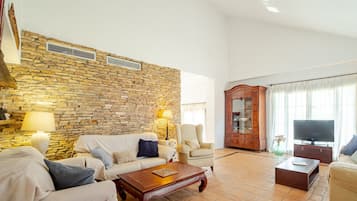 Televisie en een open haard