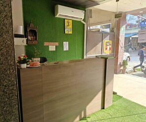 House | Meja sambut tetamu