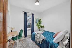 Een strijkplank/strijkijzer, gratis wifi, beddengoed