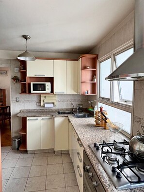 Fridge, microwave, oven, stovetop - Vibrant stay in the heart of Belgrano, charm and convenience meet every day. (Belgrano)