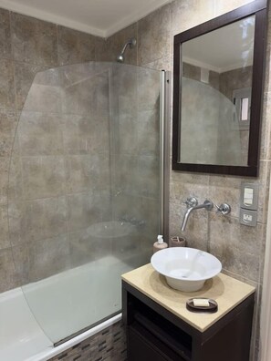 Shower, towels - Palermo Hollywood: Manhattan views and fine dining (Buenos Aires)