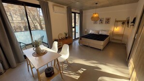 Un dormitorio moderno con cama, mesitas de noche y ventana.