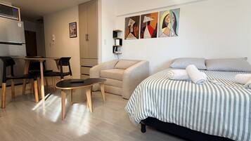 1 habitación, tabla de planchar con plancha, wifi gratis y ropa de cama