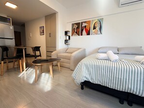 1 habitación, tabla de planchar con plancha, wifi gratis y ropa de cama 