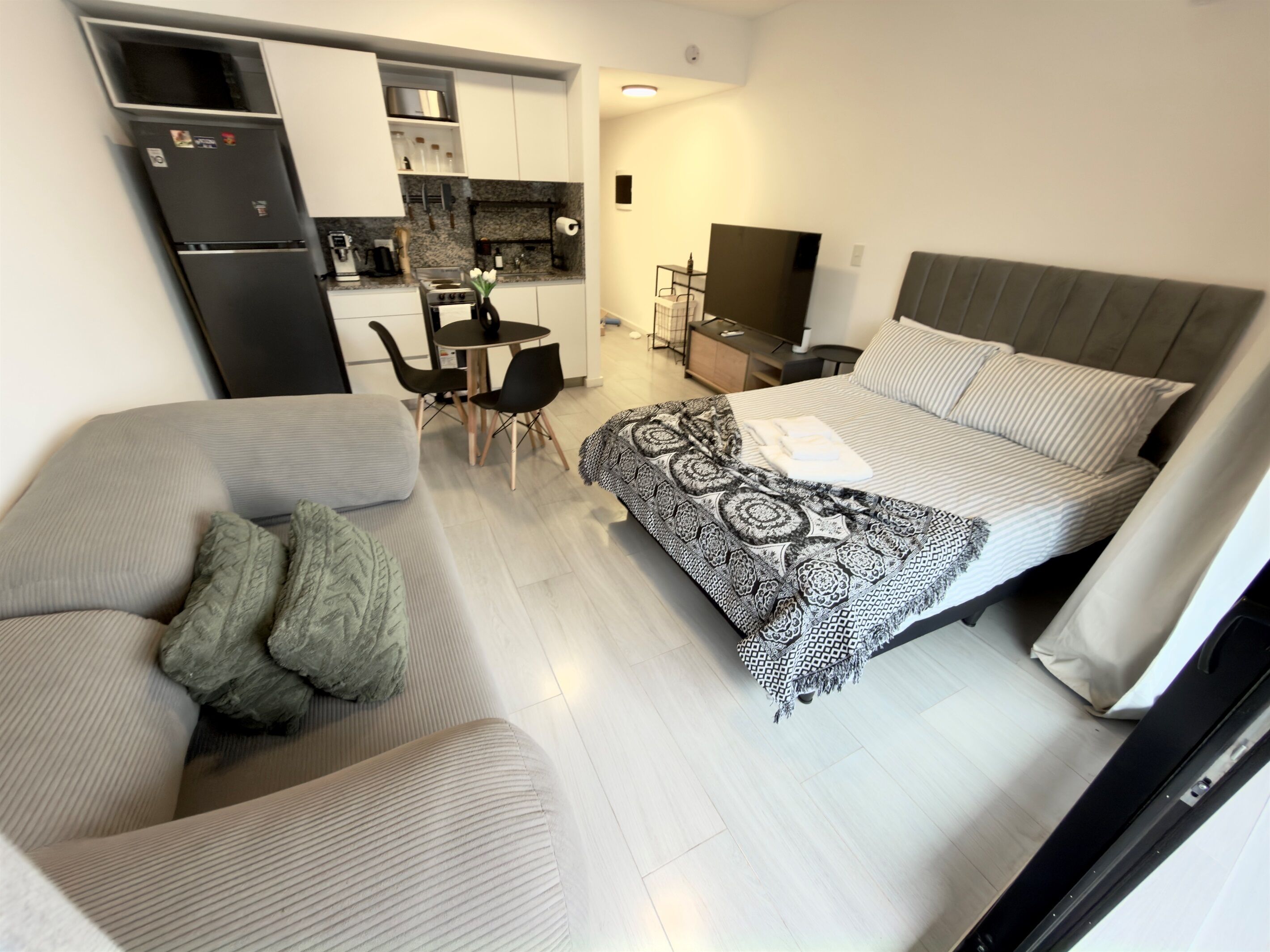 Tabla de planchar con plancha, wifi gratis, ropa de cama