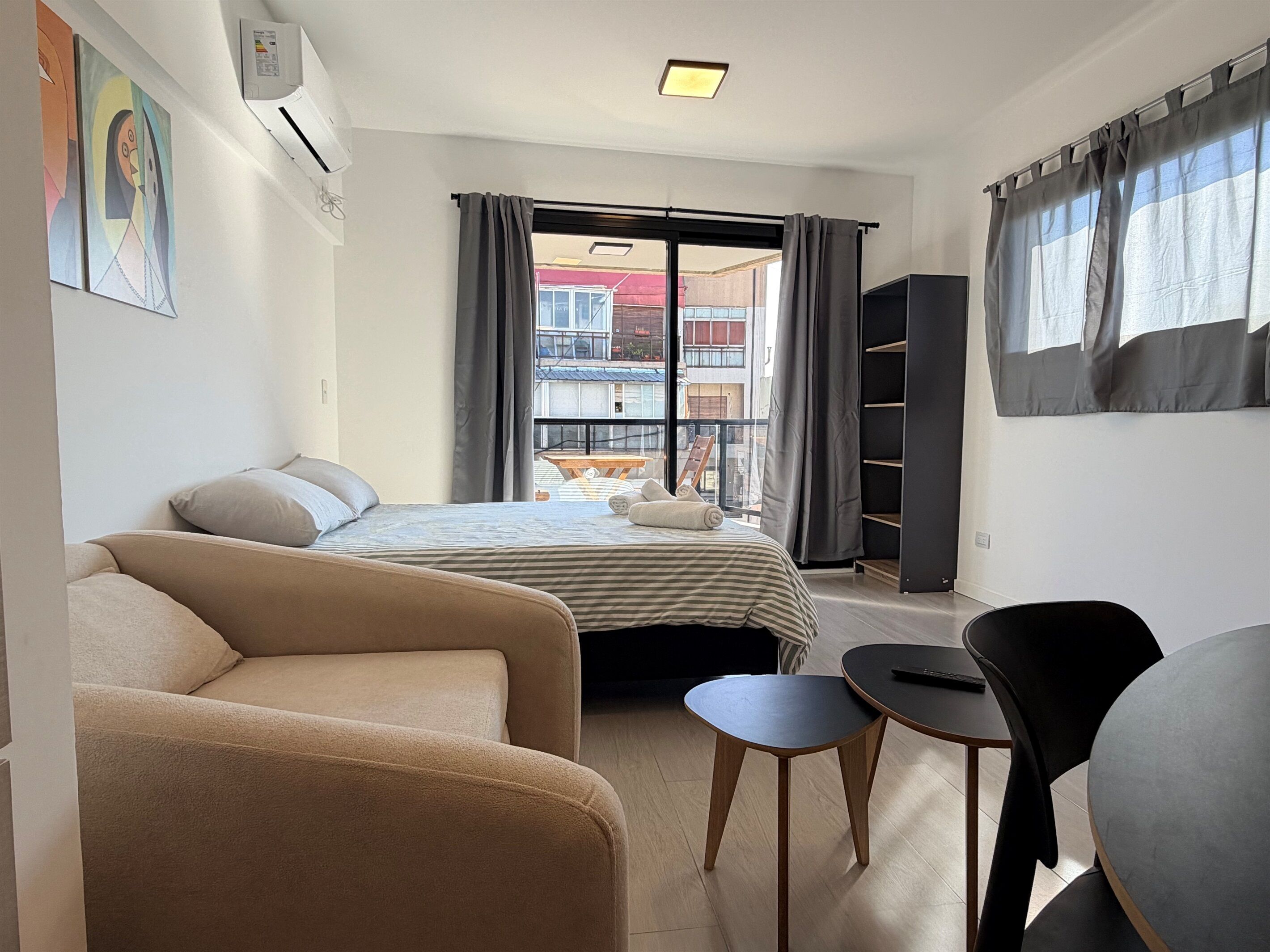 1 habitación, tabla de planchar con plancha, wifi gratis y ropa de cama 