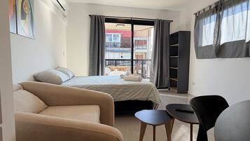 1 habitación, tabla de planchar con plancha, wifi gratis y ropa de cama
