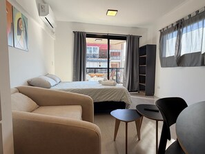 1 habitación, tabla de planchar con plancha, wifi gratis y ropa de cama 