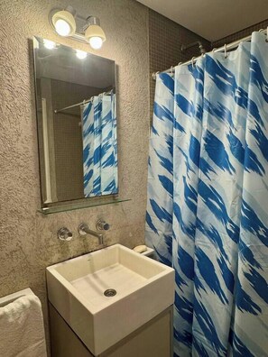 Shower, towels - Big Palermo 5th floor suite with pool and Sauna (Buenos Aires)