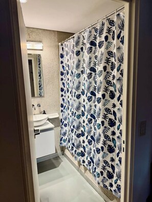 Shower, towels - Palermo Soho: Scandinavian inspired cozy nest (Buenos Aires)