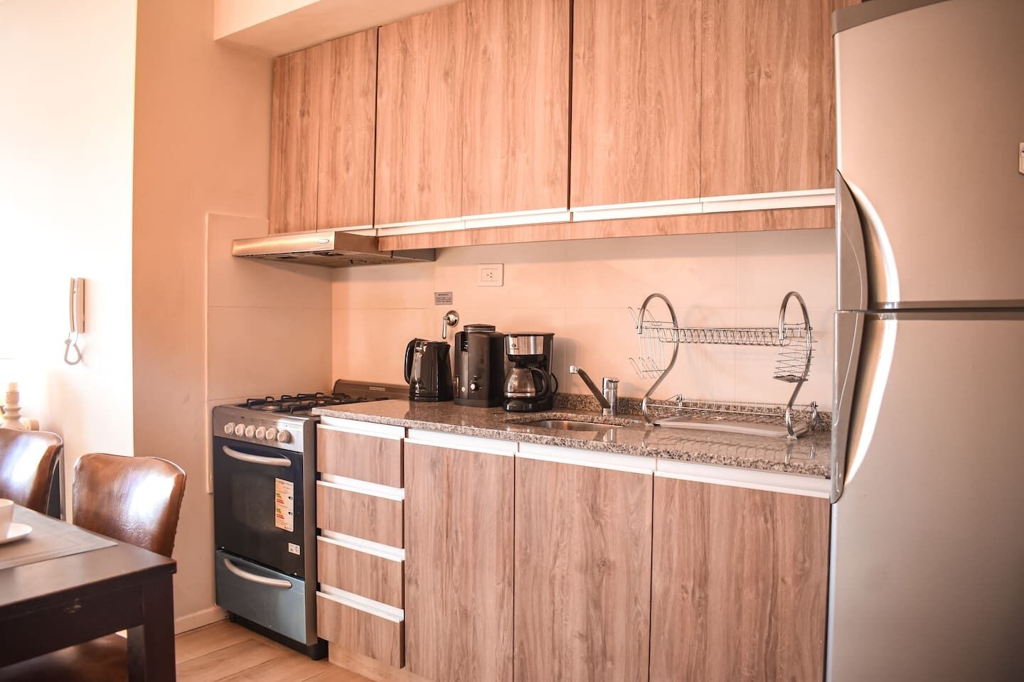 Refrigerador, horno, placa de cocina, utensilios de cocina