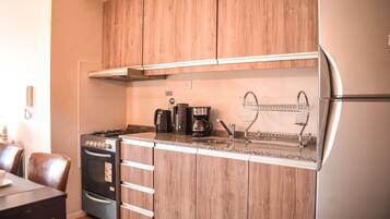 Refrigerador, horno, placa de cocina, utensilios de cocina