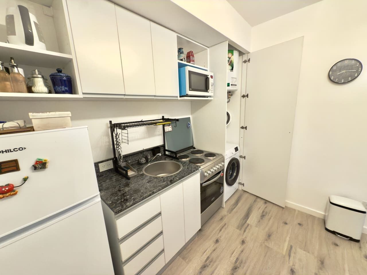 Kylskåp, mikrovågsugn, ugn och spishäll