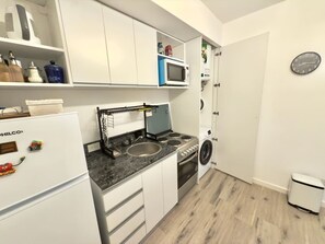 Kylskåp, mikrovågsugn, ugn och spishäll