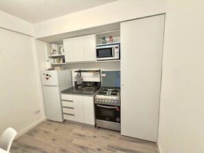 Kylskåp, mikrovågsugn, ugn och spishäll