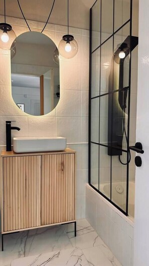 Shower, towels - Plaza Serrano: Japandi -epicenter nest by airesB&B (Buenos Aires)