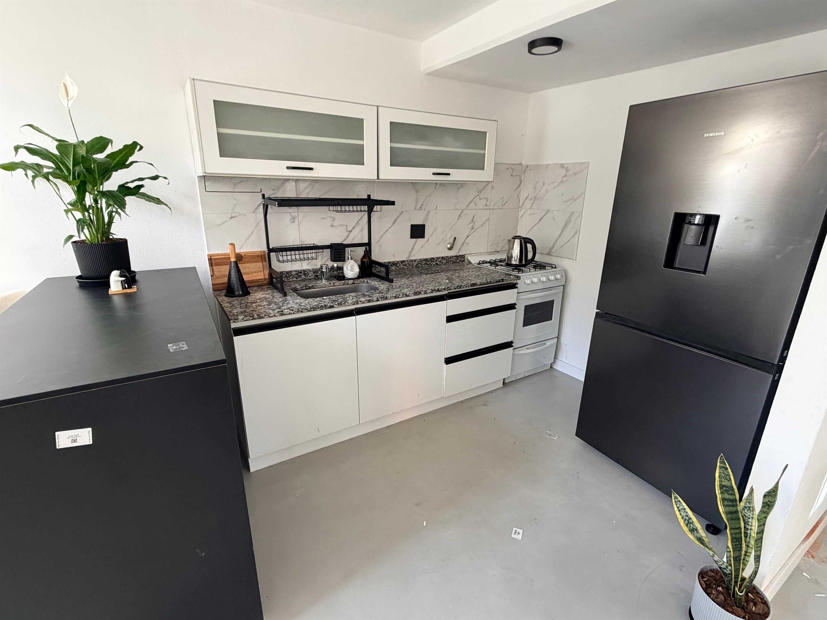 Refrigerador, microondas, horno, placa de cocina