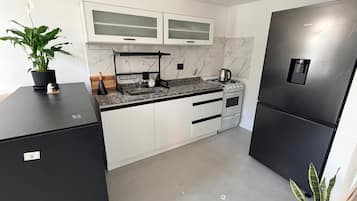 Refrigerador, microondas, horno, placa de cocina