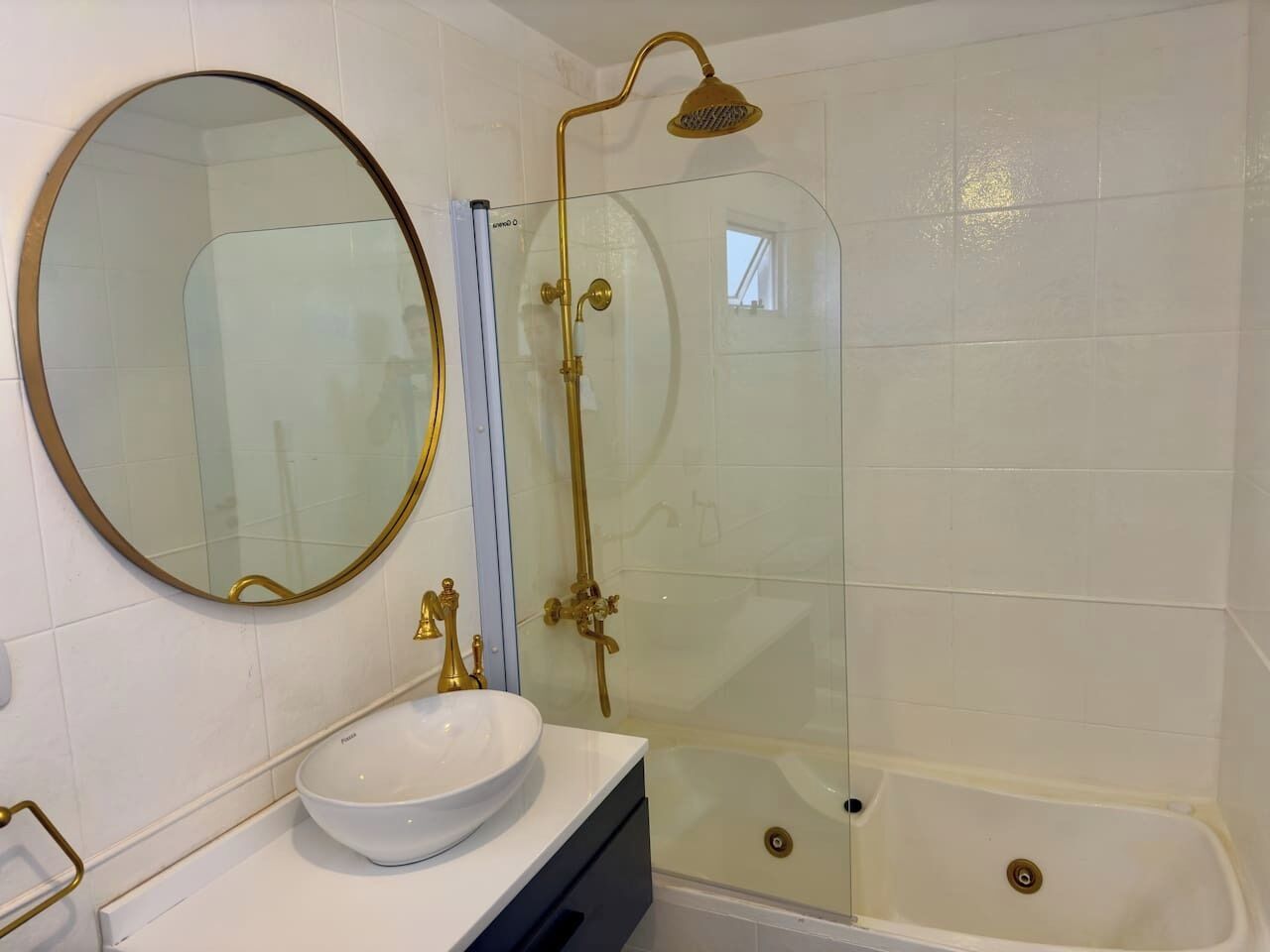 Douche, sèche-cheveux, serviettes fournies
