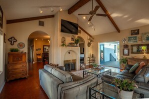Interior - Triangle Ranch - Private West Texas Retreat (Alpine)