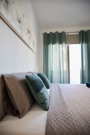 2 habitaciones, tabla de planchar con plancha, cuna de viaje y wifi 