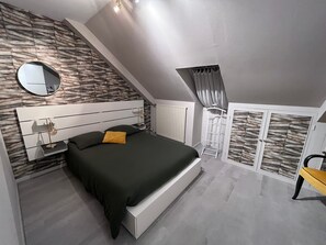 1 bedroom, WiFi, bed sheets - “Pause Tranquille - Room 1” with Shared Terrace, Shared Garden and Wi-Fi (Sablé-sur-Sarthe)