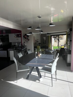 Dining - “Pause Tranquille - Room 1” with Shared Terrace, Shared Garden and Wi-Fi (Sablé-sur-Sarthe)