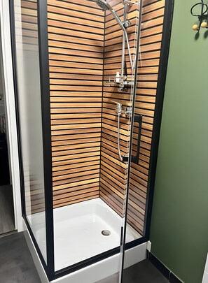 Dusche, Haartrockner, Handtücher