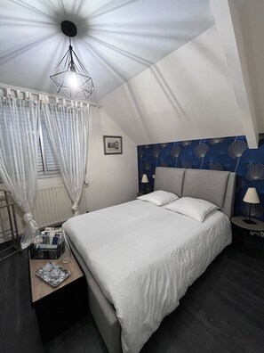 Unclassified image, 4 of 17, button - Room 'Pause Tranquille - Chambre 2' with Shared Terrace, Shared Garden and Wi-Fi (Sablé-sur-Sarthe)