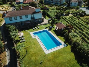 Kolam renang outdoor musiman