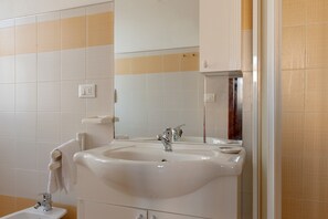 Douche, sèche-cheveux, serviettes fournies