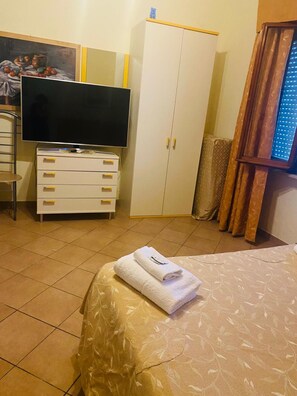 Unclassified image, 4 of 11, button - Room 'Bandb Cindy - Green Room' with Shared Garden, Wi-Fi and Air Conditioning (Navacchio)