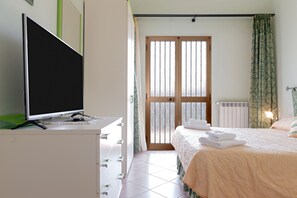 2 bedrooms, WiFi, bed sheets - Room 'Bandb Cindy - Green Room' with Shared Garden, Wi-Fi and Air Conditioning (Navacchio)